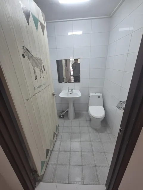 사무실이전철거 당일 타일 벽면과 세면대가 있는 화장실 공간