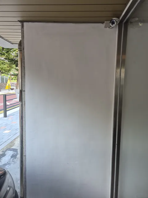 사무실이전철거 경기도 외부 유리 창과 맞닿은 벽면 구간