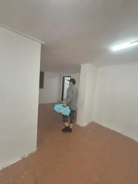 사무실 이전 파티션 철거 상가 내부 벽체 마감 상태를 점검하는 작업자
