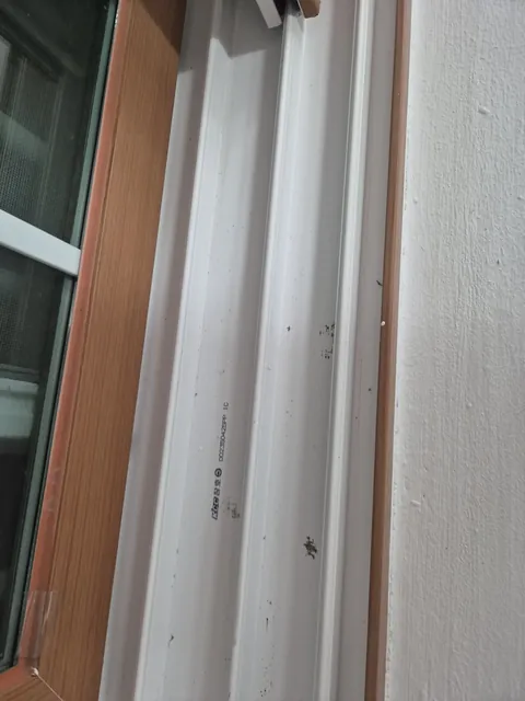 영등포 사무실원상복구 창틀과 샷시 주변 마감 상태