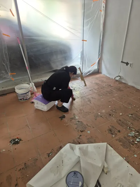 구로 사무실철거 바닥 접착 잔여물을 제거하는 작업자