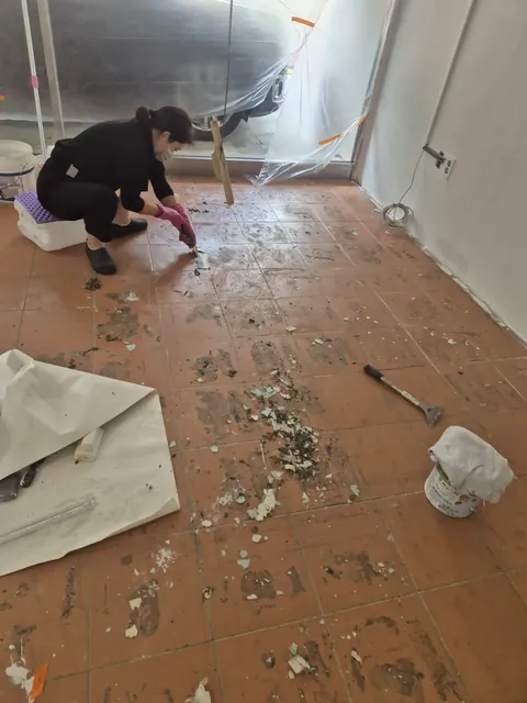 구로 사무실철거 바닥 타일 위 잔여물을 제거하는 작업