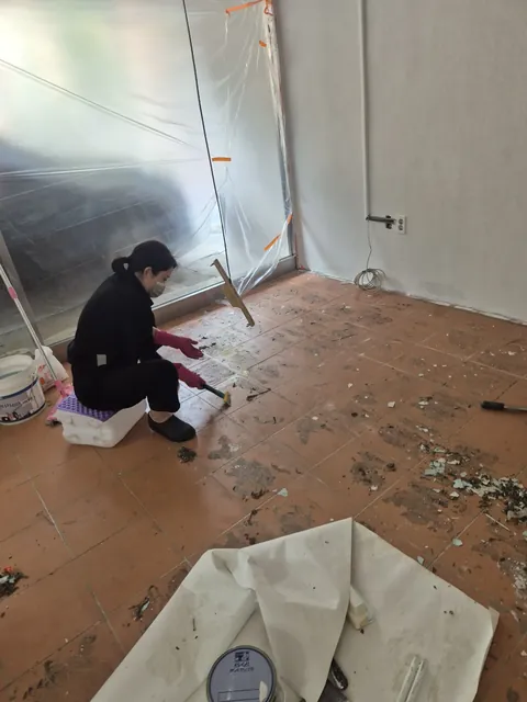 사무실철거 보양 후 바닥 잔여물을 제거하는 작업