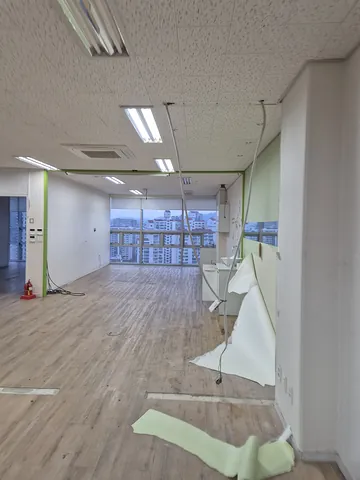 구로 사무실철거 천장과 벽체 마감을 철거 중인 사무 공간
